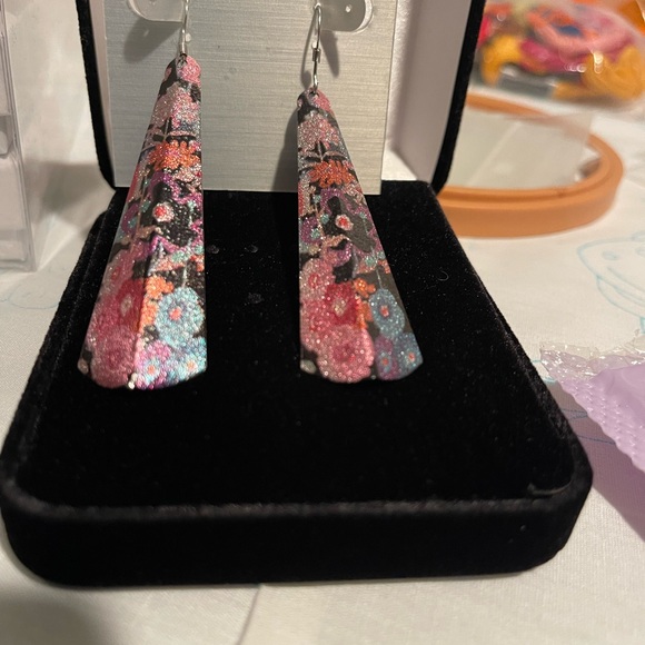 Multi colored floral metallic metal pierced hook dangling drop earrings NWOT - Picture 3 of 3